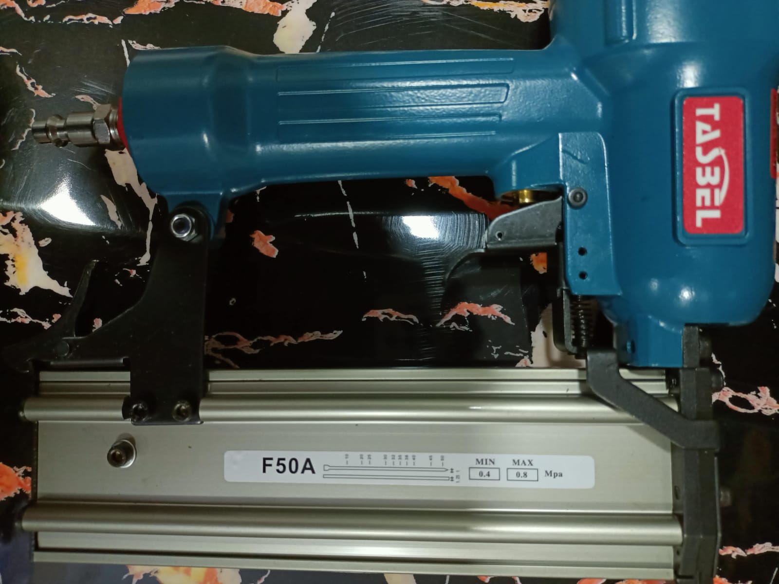 PISTOLA DE CLAVOS NEUMATICA DE AIRE TASBEL - Imagen 4