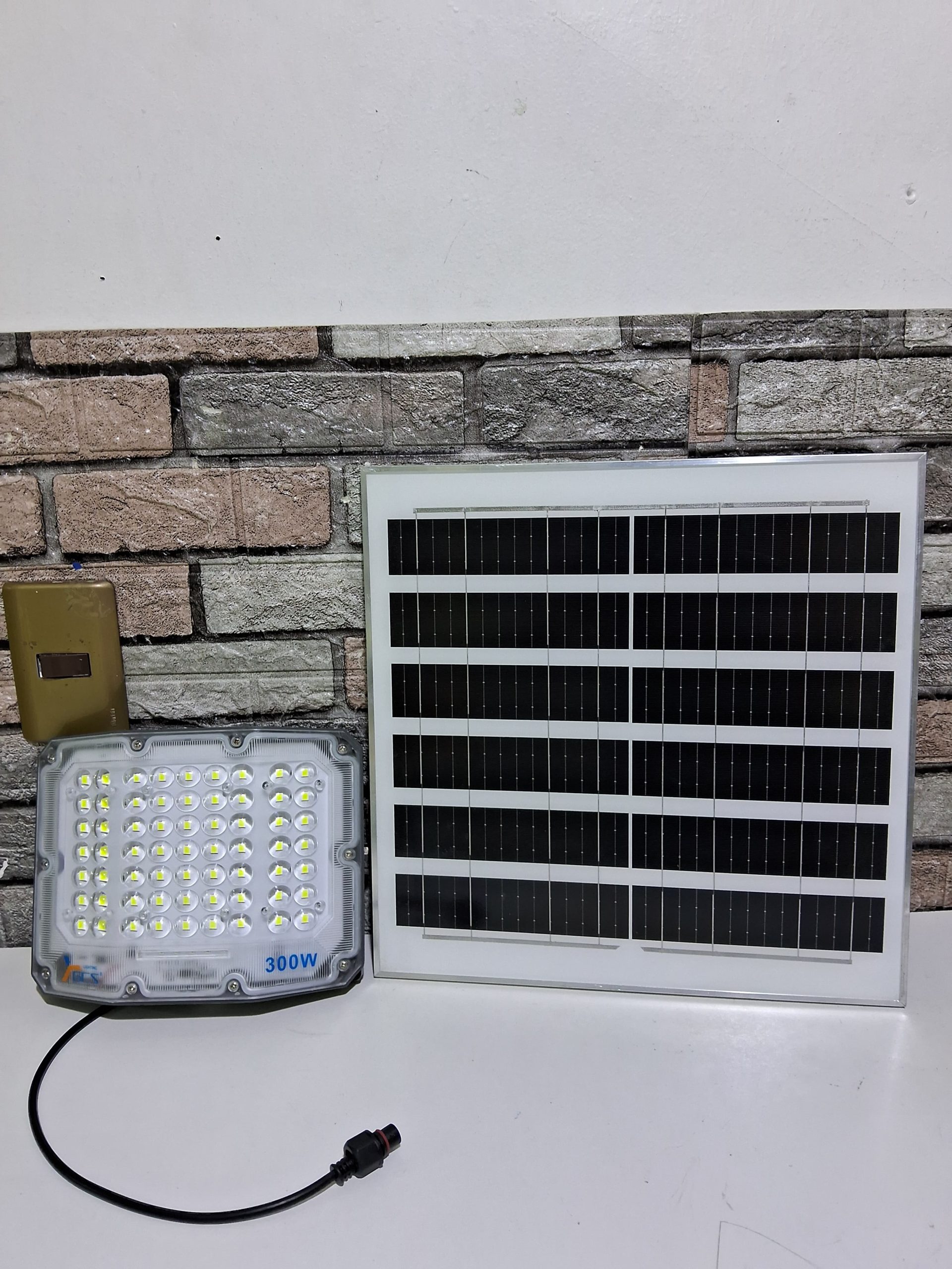 FOCO LED CURVO CON PANEL SOLAR 300W